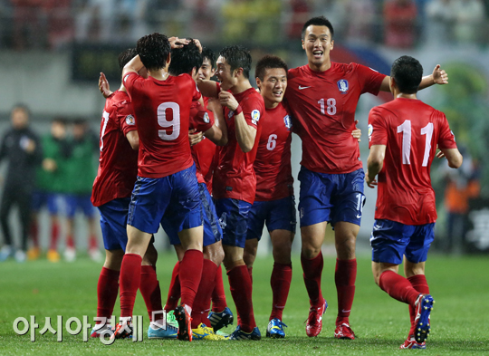 한국, 우즈벡 자책골로 1-0 승리…WC 본선 눈앞(종합)