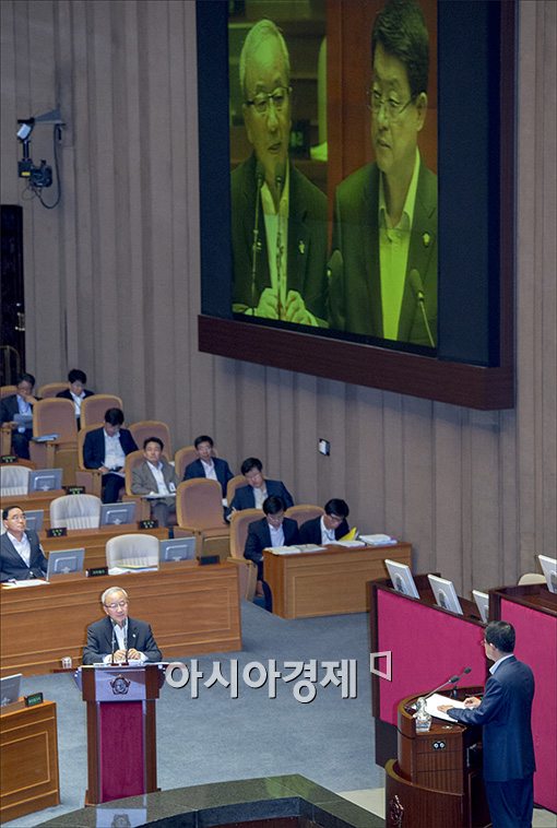 [포토]답변하는 현오석 부총리