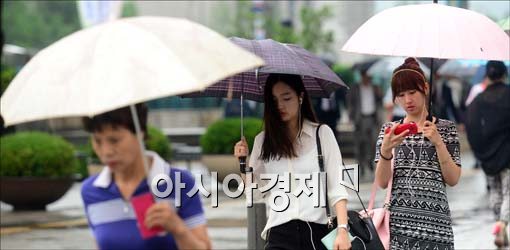 [포토]우산쓰고 출근 중