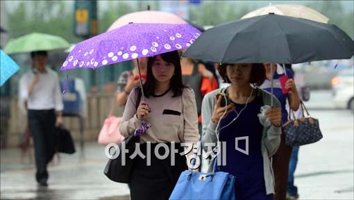 [포토]비 내리는 서울 도심, 우산쓰고 출근 중
