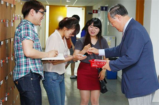 시험기간이면 늘 도서관서 사탕 나눠주는 총장