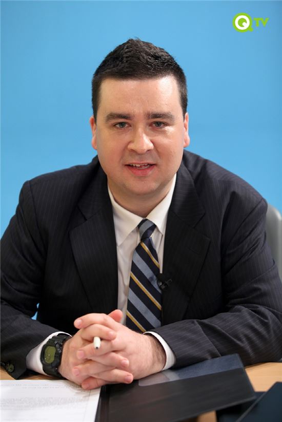 '구멍병사' 샘 해밍턴, '어럽쇼!' 통해 '부장님'으로 변신