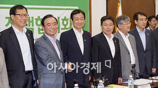 [포토]손잡은 정부와 야당