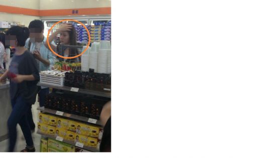 크리스탈, 대학 매점서 포착… "역시 빛나는 미모"