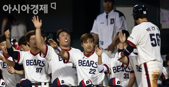 [포토] 선취득점 박건우 반기는 두산