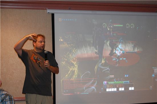 와일드스카 개발한 카바인 스튜디오의 제레미 가프니(Jeremy Gaffney) 총괄이 게임 시연 영상을 설명하고 있다. 