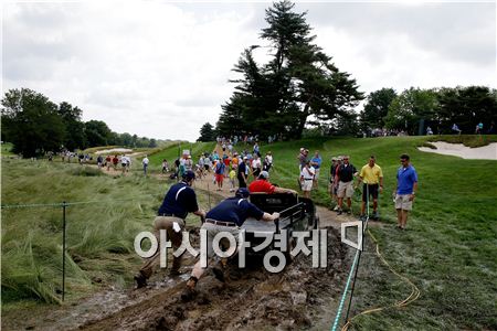 [US오픈] 1라운드 비상 "폭풍우 예보~"