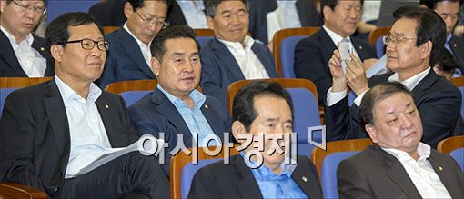 [포토]동료의원 기념사진, '찰칵~'