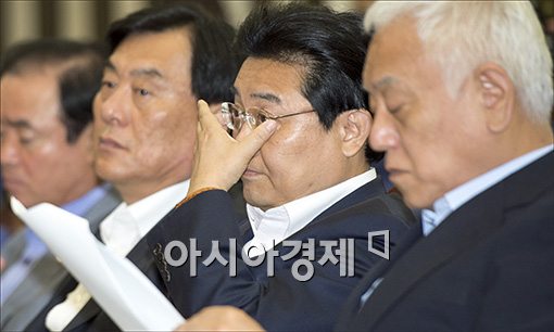 [포토]안경 고쳐쓰는 전병헌 원내대표