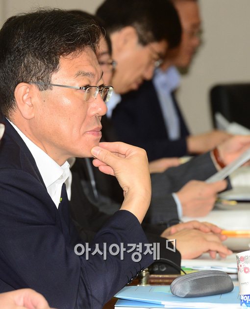 [포토]오늘도 고심하는 윤상직 산자부 장관 