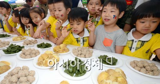 [포토]6.25 음식 무료 시식회 찾은 어린이들