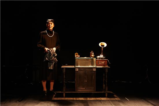 한 인간에게 축적된 역사..연극 '나는 나의 아내다'