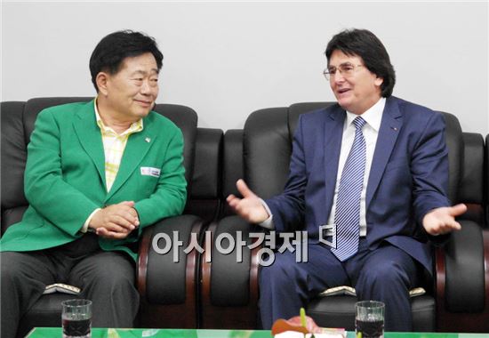 루마니아 인권도시인 티미쇼아라시의 로부 니콜레 시장이 순천정원박람회장을 방문, 조충훈 순천시장(왼쪽)과 환담을 하고있다.