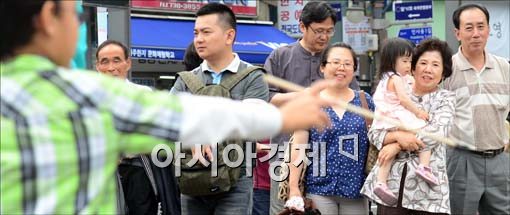 [포토]즐겁게 투호 체험 보는 시민들