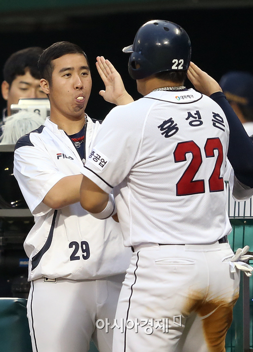 [포토] 유희관 '홍성흔 형님 기다리고 있었습니다'