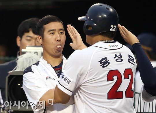 [포토] 득점 기쁨 함께 나누는 유희관-홍성흔