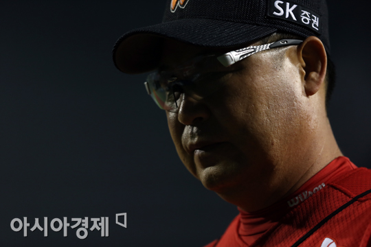 [포토] 이만수 감독 얼굴에 짙게 드리워진 그림자