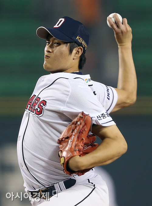 [포토] 경기 마무리 짓는 김강률