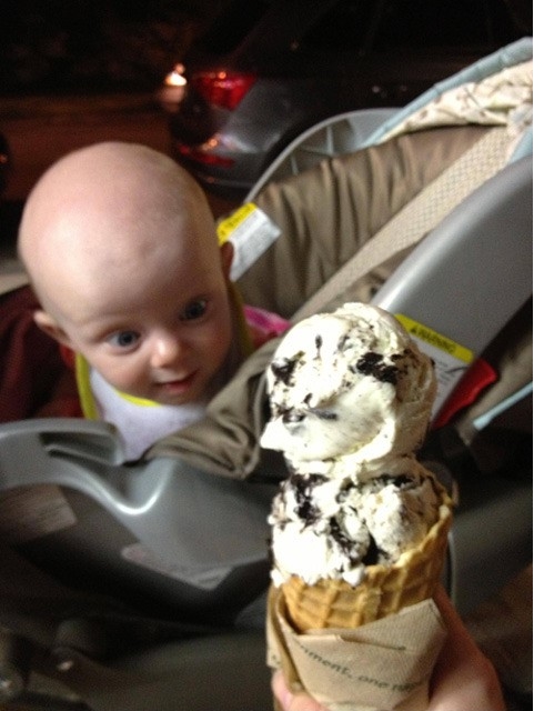 아이스크림 처음 본 아기, "표정이 말해주네"