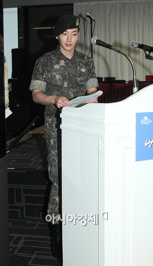 [포토]이특 '2013 병역명문가 시상식' 사회 맡아