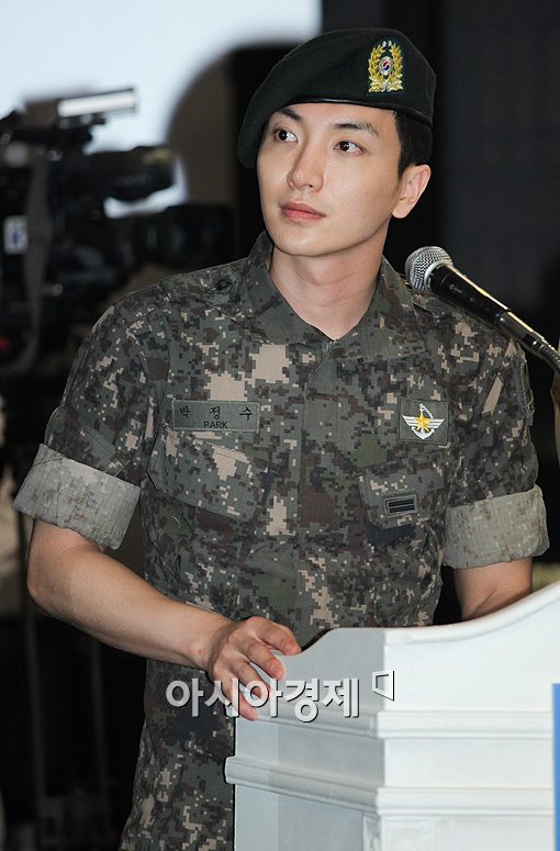 [포토]군복 입은 이특, 늠름하네~