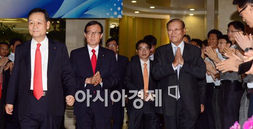 [포토]떠나는 이팔성, 떠오르는 이순우 