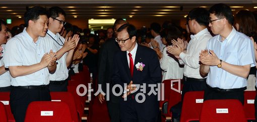 [포토]임직원의 환영 속 입장하는 이순우 우리금융회장 