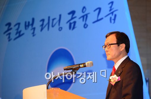 [포토]스마일맨 이순우 회장, 웃음 사라지고 비장한 모습