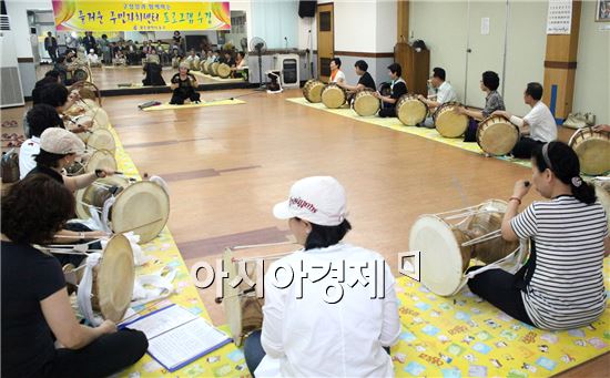 [포토]노희용 광주시 동구청장, 주민들과 함께 자치프로그램 수강