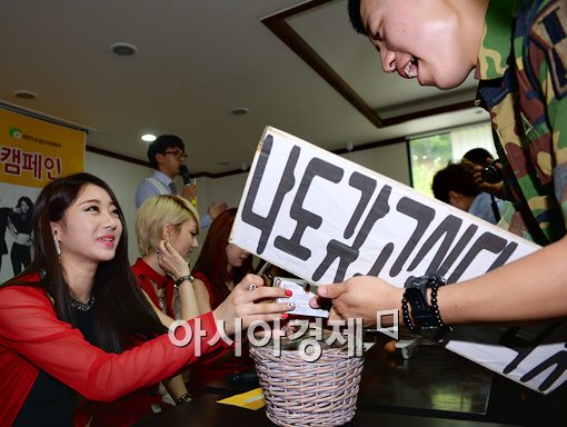 [포토]나인뮤지스 경리와의 만남에 군장병은 '함박웃음'
