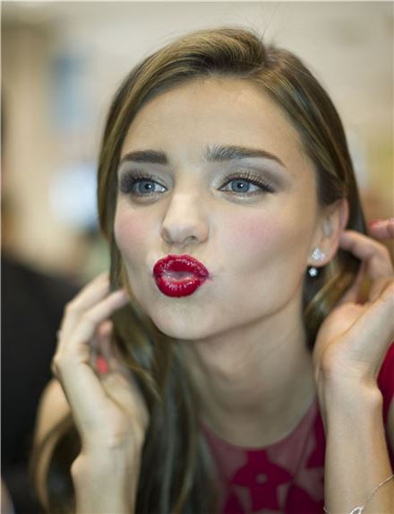 미란다 커가 바른 레드 립스틱 "이름이 뭐예요?"