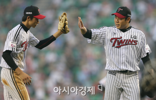 [포토] 류제국 '김용의 수비 멋졌어'