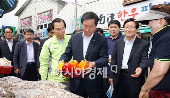 [포토]정남진 장흥 토요시장에서 피망 구입하는  유정복 장관 