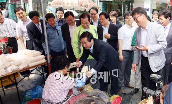 [포토]장흥 토요시장 상인과 악수하는 유정복 장관 