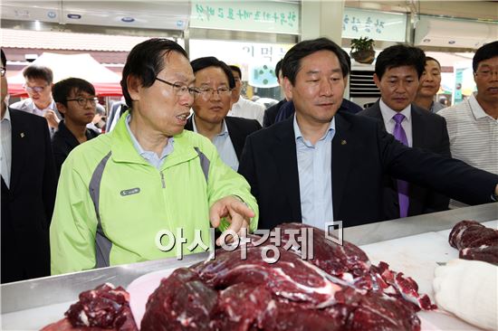 [포토]유 장관님, 이것이 바로 '명품 장흥 한우'  입니다