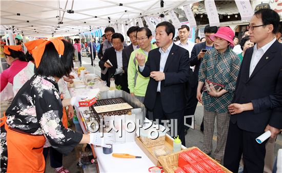 [포토]다문화 음식 시식하는 유정복 안행부 장관 