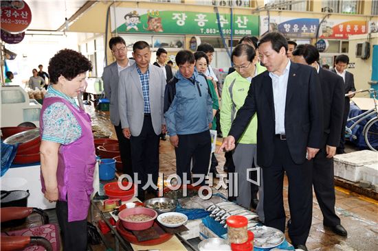 [포토]정남진 장흥 토요시장 둘러보는 유정복 장관 