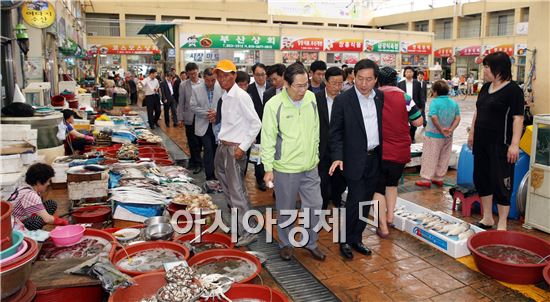 [포토]정남진 장흥 토요시장 둘러보는 유정복 장관 