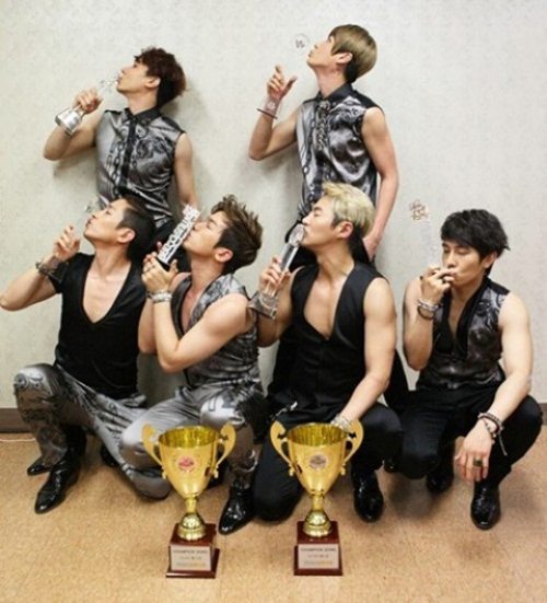 신화 트로피키스, 최장수 아이돌 저력 과시… "최다기록 세운 영광의 상징"