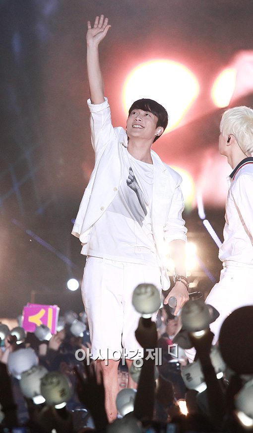 [포토]비스트 윤두준 '뷰티 사랑해~'