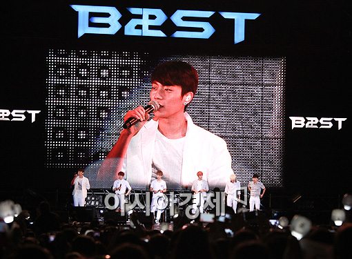 [포토]비스트, 팬 위해 깜짝콘서트 "이런가수 어딨어!"