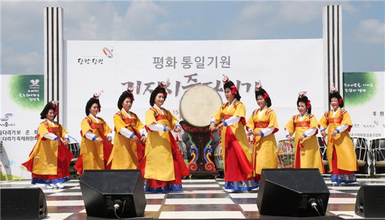 '평화통일기원 기원 기지시줄다리기' 축하공연 모습.