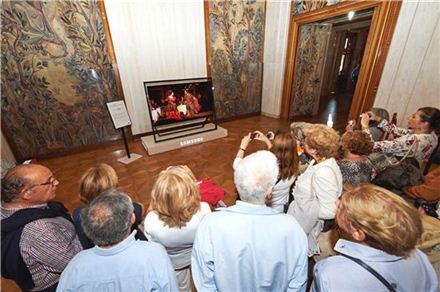 오스트리아 빈 국립 오페라하우스를 방문한 관람객들이 삼성전자의 85형 UHD TV를 통해 오페라 '라보엠'을 감상하고 있다.