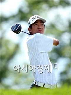  마이클 김이 US오픈 셋째날 4번홀에서 티 샷을 하고 있다. 사진=Getty images/멀티비츠 