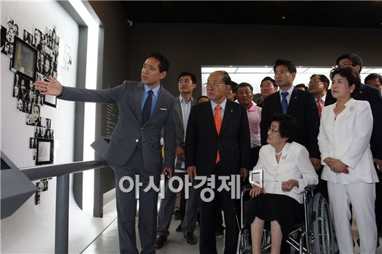 [포토]김대중 노벨평화상 기념관 둘러보는 이희호 여사 