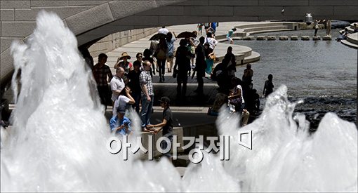 [포토]'여름 햇살 피해 그늘로'