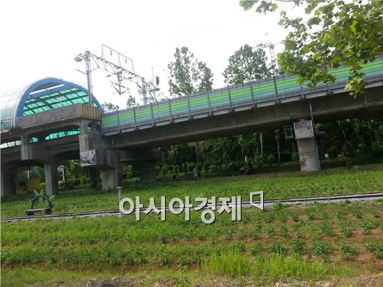 고잔역 철도와 주차장 사이의 공간이 텃밭으로 꾸며져 모종이 심어져 있다.