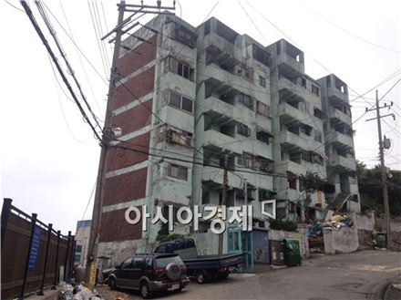 서울 서대문 '흉가아파트' 7년 놔둔 사연