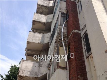 서울 서대문 '흉가아파트' 7년 놔둔 사연