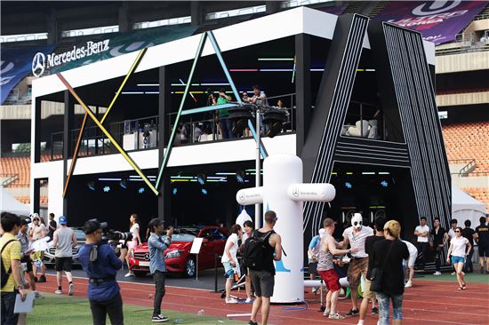 메르세데스-벤츠 코리아는 지난 14~15일 잠심종합운동장 주경기장에서 열린' 울트라 뮤직 페스티벌 2013'에 공식 후원사로 참여, 소형 신차인 A클래스를 공개했다.